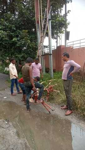 काकोरी में रात को फॉल्ट खोजते हुए टीम और मोहान रोड पर शुक्रवार सुबह फाल्ट को सही करते कर्मचारी