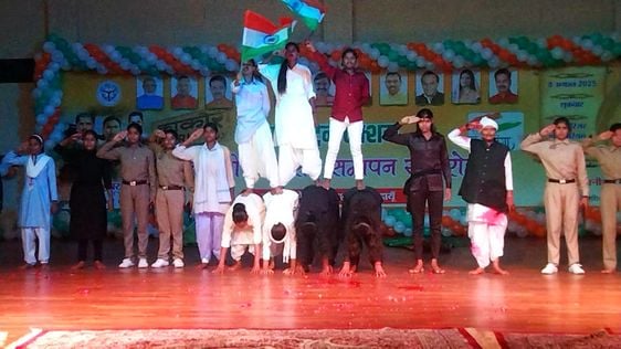 काकोरी शहीदों के नाम रैली निकालते स्कूली बच्चे। संवाद काकोरी शहीदों के नाम रैली निकालते स्कूली बच्चे। संवाद