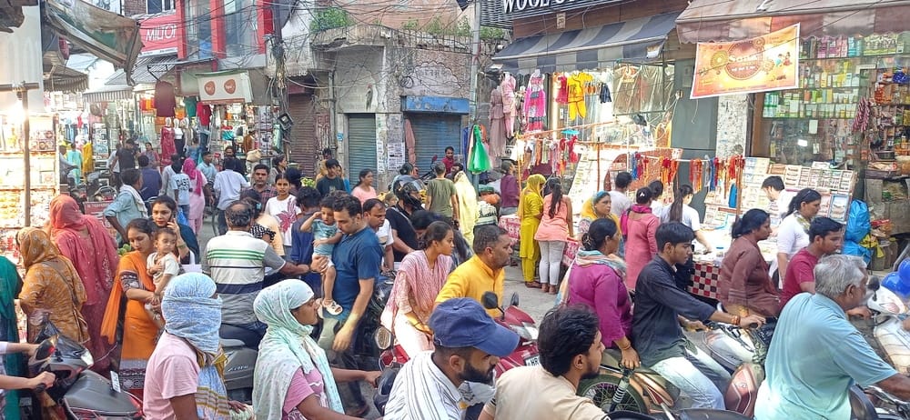 कुरुक्षेत्र। रक्षाबंधन पर्व पर राखी खरीदती महिलाएं। संवाद कुरुक्षेत्र। रक्षाबंधन पर्व पर राखी खरीदती महिलाएं। संवाद