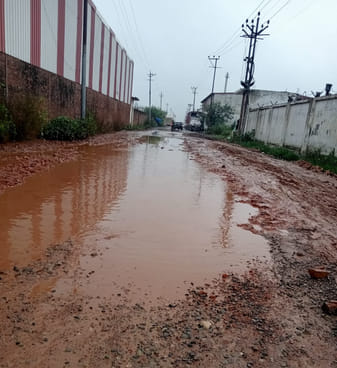 केसरपुर से सिसैया रोड पड़ी बदहाल । संवाद