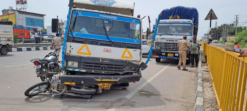 क्षतिग्रस्त कार को क्रेन मदद से हटाते पुलिसकर्मी। संवाद