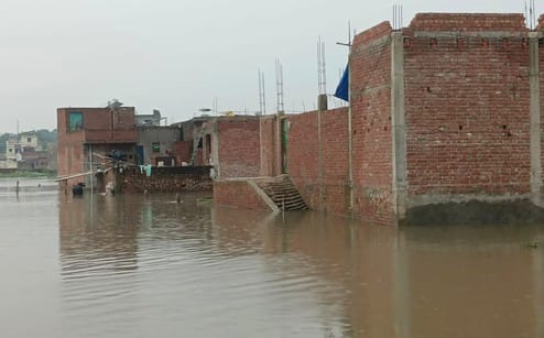 कटान रोकने के लिए ककरा काकरकुंड पुल पास लगाई जा रहीं बोरियां। संवाद कटान रोकने के लिए ककरा काकरकुंड पुल पास लगाई जा रहीं बोरियां। संवाद