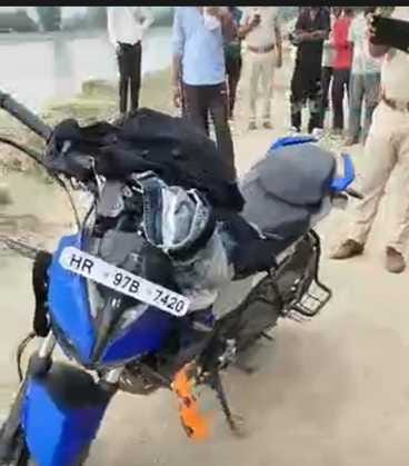 लाडवा। नहर किनारे मिली साहिल की चप्पलें। लाडवा। नहर किनारे मिली साहिल की चप्पलें।