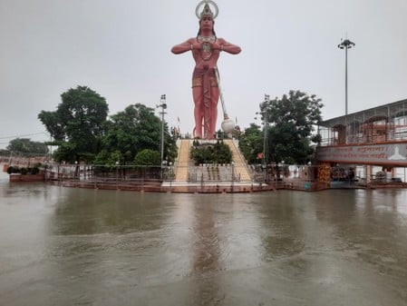 लोधीपुर में बाढ़ से बचाव के लिए घर की छत पर रखा सुरक्षित सामान। संवाद