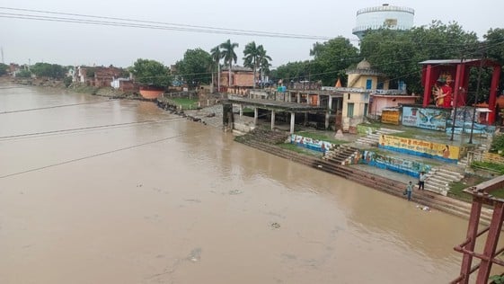 लोधीपुर में बाढ़ से बचाव के लिए घर की छत पर रखा सुरक्षित सामान। संवाद