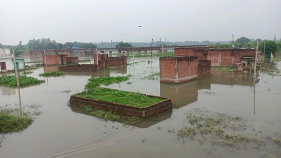 लोधीपुर में बाढ़ से बचाव के लिए घर की छत पर रखा सुरक्षित सामान। संवाद