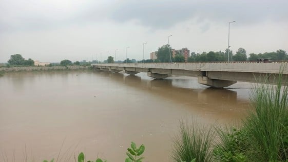 लोधीपुर में बाढ़ से बचाव के लिए घर की छत पर रखा सुरक्षित सामान। संवाद