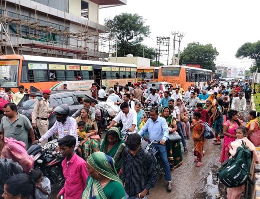 मोहल्ला रेती में ग्रीन वैली कांवेंट स्कूल के सामने लगा लंबा जाम। संवाद