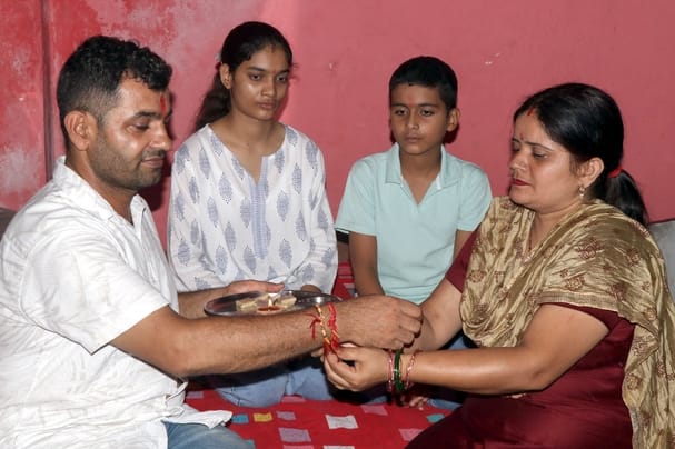 नजीबाबाद में भाई की कलाई पर राखी बांधती बहन। स्रोत-स्वयं