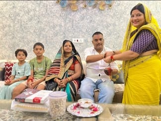 नजीबाबाद में भाई की कलाई पर राखी बांधती बहन। स्रोत-स्वयं