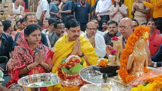 गर्भगृह में पहुंच कर किया पूजन अर्चन