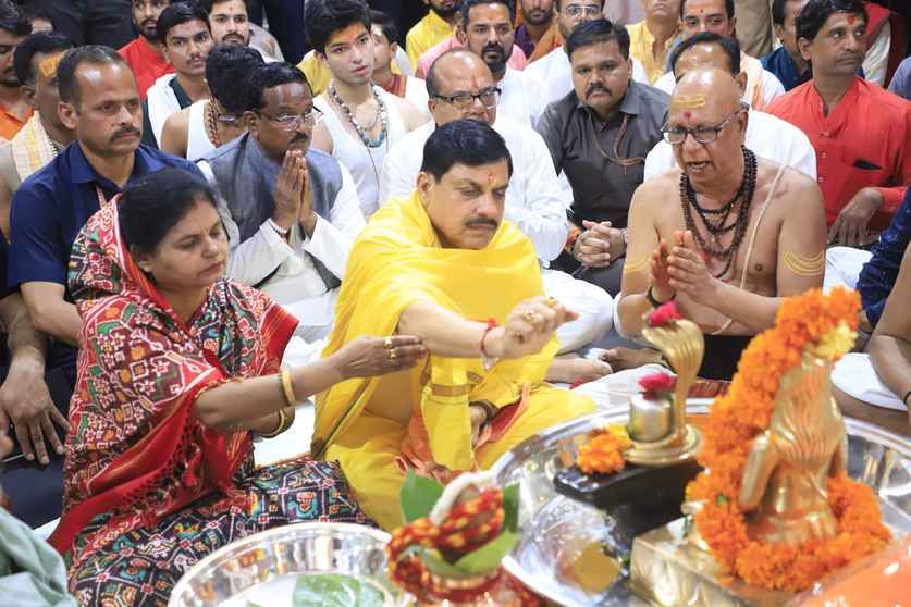 गर्भगृह में पहुंच कर किया पूजन अर्चन