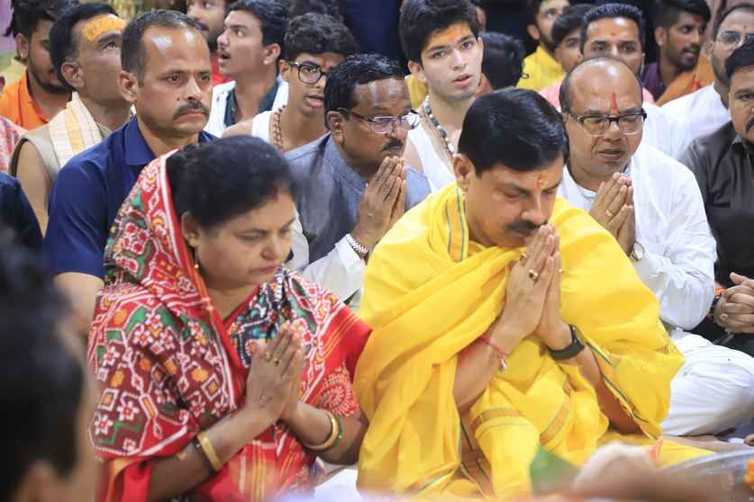 गर्भगृह में पहुंच कर किया पूजन अर्चन