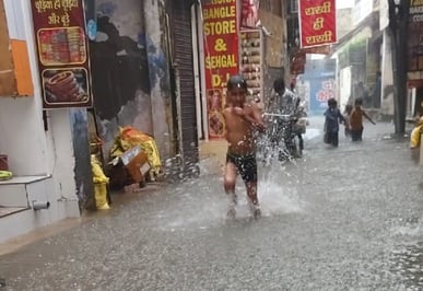 प्रतापनगर के बाजार में बारिश में हुआ जलभराव। संवाद प्रतापनगर के बाजार में बारिश में हुआ जलभराव। संवाद