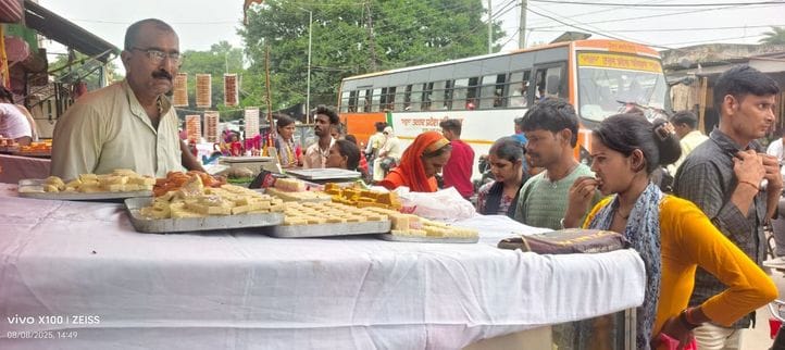 राखियां खरीदतीं बहने। संवाद