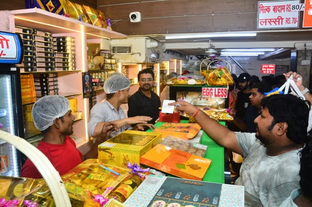 रक्षाबंधन पर्व पर राखी की खरीदारी करती महिलाएं। संवाद रक्षाबंधन पर्व पर राखी की खरीदारी करती महिलाएं। संवाद