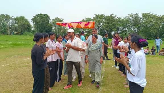 सेक्टर-दस स्टेडियम में हैंडबॉल मुकाबला खेलती खिलाड़ी। संवाद सेक्टर-दस स्टेडियम में हैंडबॉल मुकाबला खेलती खिलाड़ी। संवाद