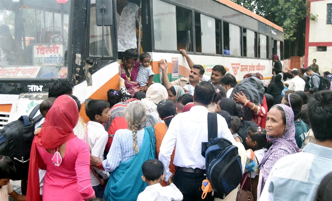 सुनील कैथवास....रक्षाबंधन के मौके पर रोडवेज बस स्टैंड में व्यवस्था देखता पुलिसकर्मी।