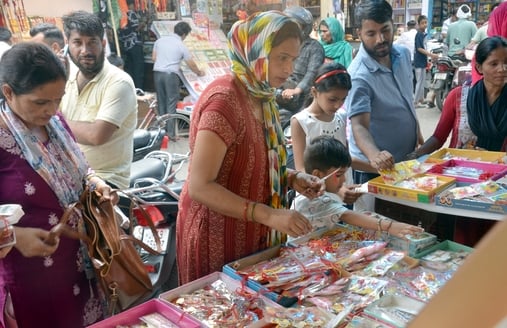 शामली के गांधी चौक बाजार  में राखी कर खरीदारी  करती महिला । संवाद