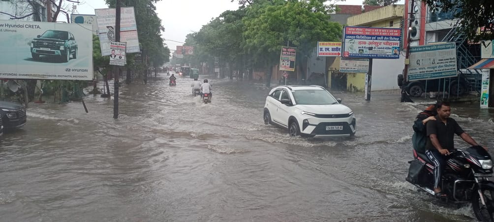 धामपुर के दबखेड़ी सालार के प्राइमरी स्कूल में भरा गांगन नदी की बाढ़ का पानी। स्त्रोत ग्रामीण धामपुर के दबखेड़ी सालार के प्राइमरी स्कूल में भरा गांगन नदी की बाढ़ का पानी। स्त्रोत ग्रामीण