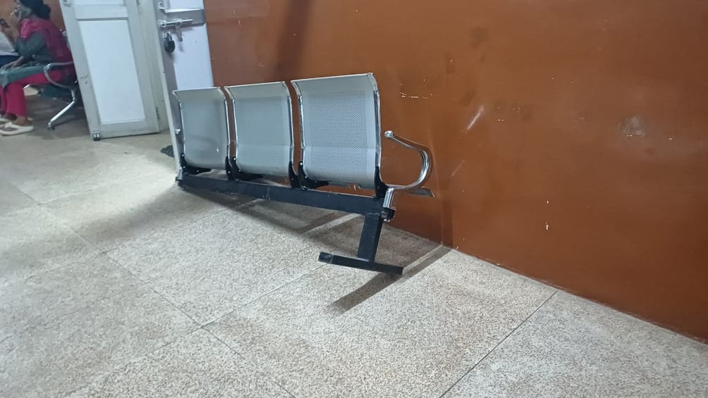धर्मशाला अस्पताल की टीवारों पर उगे पेड़ और उखड़ी पपड़ी। संवाद