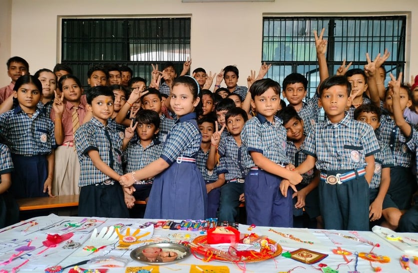 वीडीएम कान्वेंट में छात्रों को राखी बांधतीं छात्राएं। स्रोत : स्कूल
