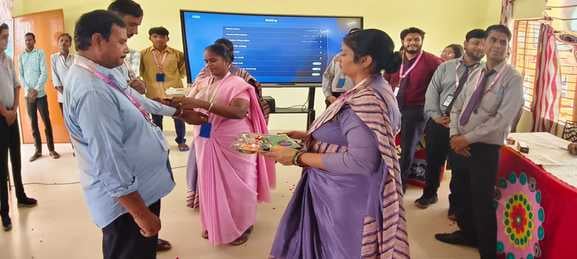 वीडीएम कान्वेंट में छात्रों को राखी बांधतीं छात्राएं। स्रोत : स्कूल