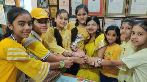वीडीएम कान्वेंट में छात्रों को राखी बांधतीं छात्राएं। स्रोत : स्कूल
