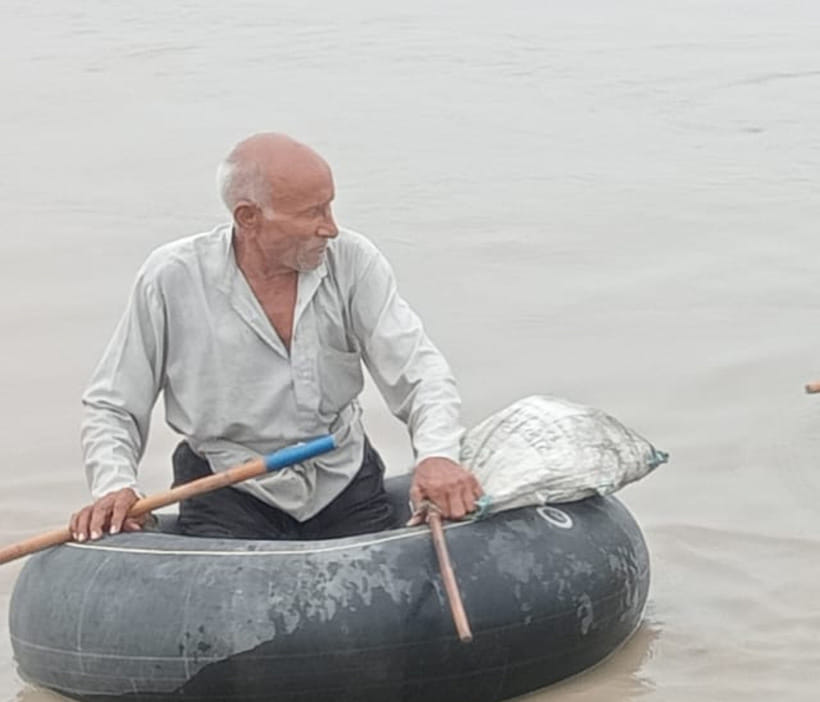 यमुना में मिट्टी के कट्टे लगाते लोग। संवाद