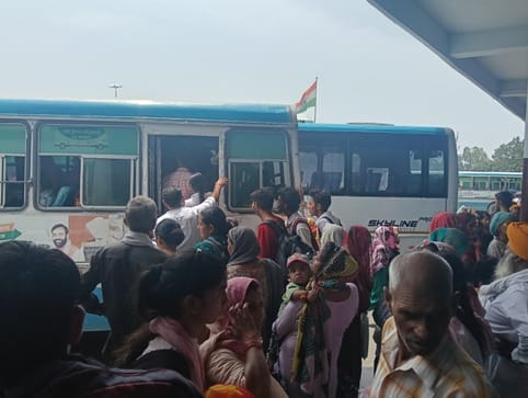 04 कैथल। रक्षाबंधन के पर्व पर बस स्टैंड पर लगी भीड़ का दृश्य। संवाद 04 कैथल। रक्षाबंधन के पर्व पर बस स्टैंड पर लगी भीड़ का दृश्य। संवाद