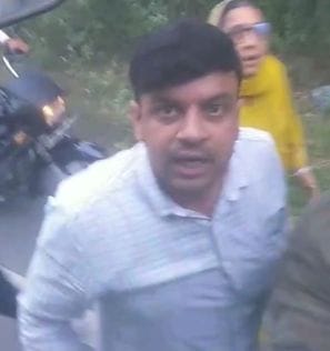 09जेएनडी07-चंडीगढ़ रोड पर बस के आगे खड़ी स्विफ्ट कार। स्रोत सोशल मीडिया 09जेएनडी07-चंडीगढ़ रोड पर बस के आगे खड़ी स्विफ्ट कार। स्रोत सोशल मीडिया