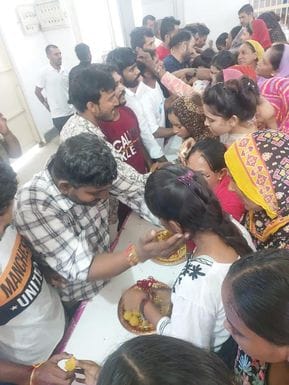 09जेएनडी10: जिला कारागार में आंखों में आंसु लेकर भाई को राखी बांधते हुए बहन। जेल प्रशासन