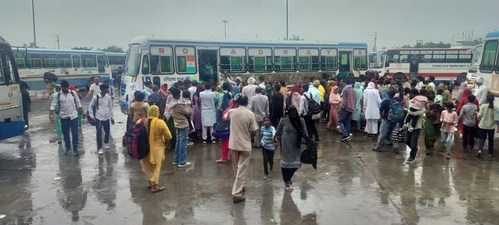 09जेएनडी16,17,18,19: शहर के बस अड्डे पर बस नहीं लगने के कारण इंतजार में खड़ी बहनें। संवाद