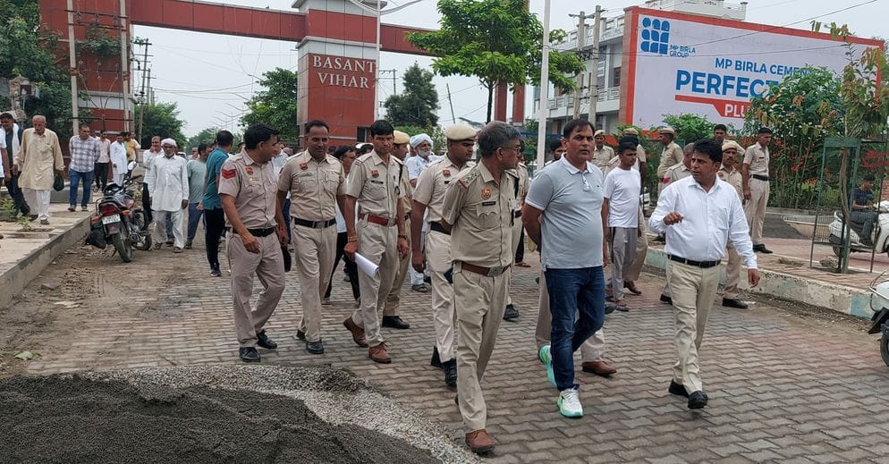 09जेएनडी16,17,18,19: शहर के बस अड्डे पर बस नहीं लगने के कारण इंतजार में खड़ी बहनें। संवाद