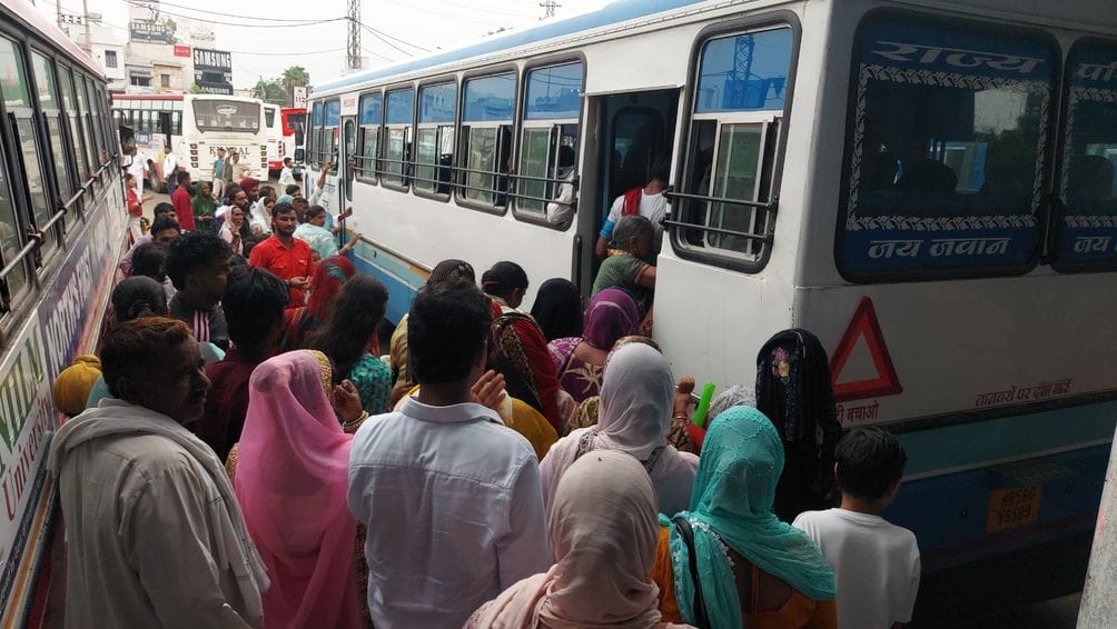 09जेएनडी16,17,18,19: शहर के बस अड्डे पर बस नहीं लगने के कारण इंतजार में खड़ी बहनें। संवाद
