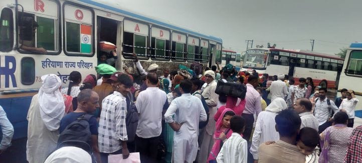09जेएनडी16,17,18,19: शहर के बस अड्डे पर बस नहीं लगने के कारण इंतजार में खड़ी बहनें। संवाद