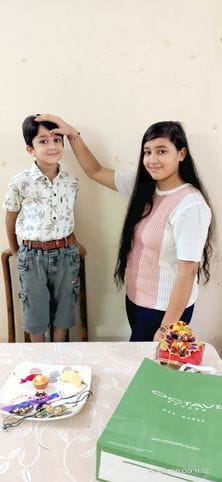 09जेएनडी23: नेहा अपने भाई रोहित को राखी बांधते हुए। 09जेएनडी23: नेहा अपने भाई रोहित को राखी बांधते हुए।