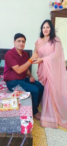 09जेएनडी23: नेहा अपने भाई रोहित को राखी बांधते हुए। 09जेएनडी23: नेहा अपने भाई रोहित को राखी बांधते हुए।