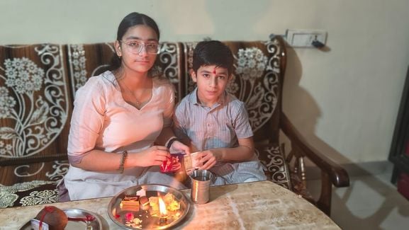 09जेएनडी23: नेहा अपने भाई रोहित को राखी बांधते हुए। 09जेएनडी23: नेहा अपने भाई रोहित को राखी बांधते हुए।