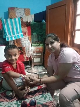 09जेएनडी23: नेहा अपने भाई रोहित को राखी बांधते हुए। 09जेएनडी23: नेहा अपने भाई रोहित को राखी बांधते हुए।