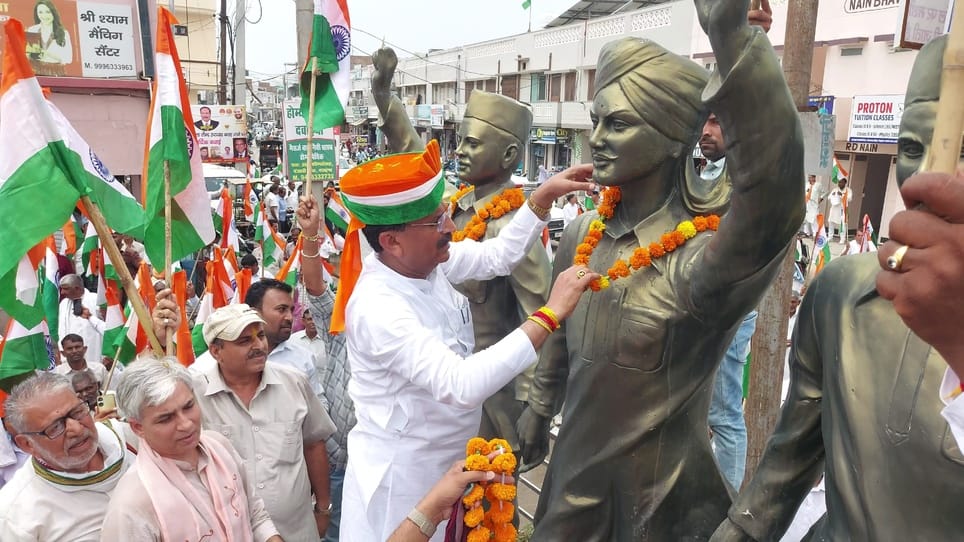 10जेएनडी10-तिरंगा यात्रा में हाथ में तिरंगा लेकर यात्रा में शामिल होते हुए लोग। संवाद 10जेएनडी10-तिरंगा यात्रा में हाथ में तिरंगा लेकर यात्रा में शामिल होते हुए लोग। संवाद