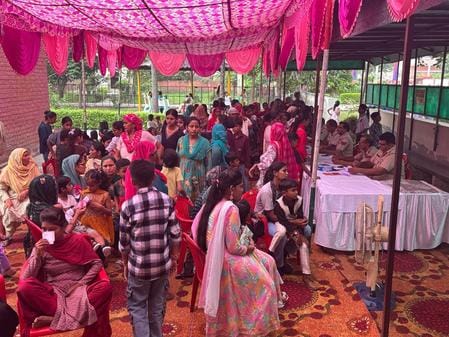 13 कैथल। जिला जेल में रक्षा बंधन के पर्व पर भाई को राखी बांधती बहनें। संवाद 13 कैथल। जिला जेल में रक्षा बंधन के पर्व पर भाई को राखी बांधती बहनें। संवाद