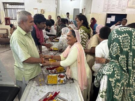 13 कैथल। जिला जेल में रक्षा बंधन के पर्व पर भाई को राखी बांधती बहनें। संवाद 13 कैथल। जिला जेल में रक्षा बंधन के पर्व पर भाई को राखी बांधती बहनें। संवाद