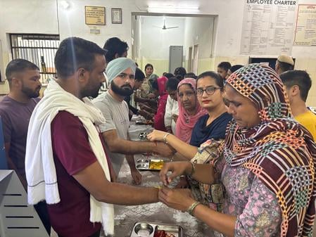 13 कैथल। जिला जेल में रक्षा बंधन के पर्व पर भाई को राखी बांधती बहनें। संवाद 13 कैथल। जिला जेल में रक्षा बंधन के पर्व पर भाई को राखी बांधती बहनें। संवाद