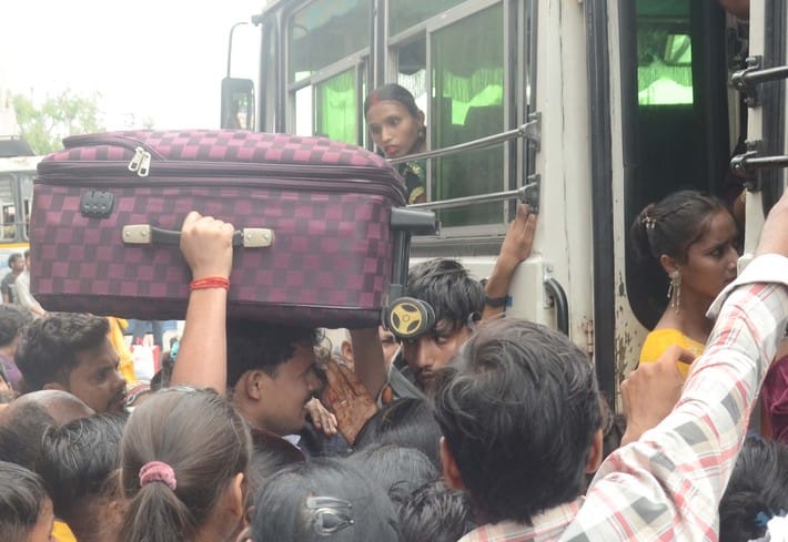 अंबाला छावनी बस अड्डे पर पहुंची रोडवेज की बस में सवार होती यात्रियों की भीड़। संवाद अंबाला छावनी बस अड्डे पर पहुंची रोडवेज की बस में सवार होती यात्रियों की भीड़। संवाद