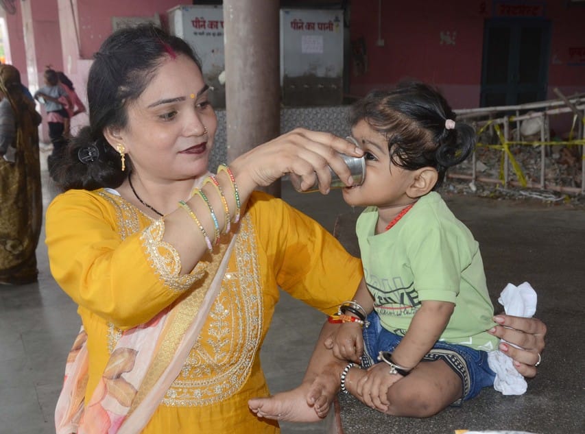 अंबाला छावनी बस अड्डे पर पहुंची रोडवेज की बस में सवार होती यात्रियों की भीड़। संवाद अंबाला छावनी बस अड्डे पर पहुंची रोडवेज की बस में सवार होती यात्रियों की भीड़। संवाद
