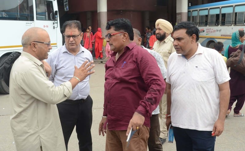 अंबाला छावनी बस अड्डे पर पहुंची रोडवेज की बस में सवार होती यात्रियों की भीड़। संवाद अंबाला छावनी बस अड्डे पर पहुंची रोडवेज की बस में सवार होती यात्रियों की भीड़। संवाद