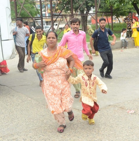 अंबाला छावनी बस अड्डे पर पहुंची रोडवेज की बस में सवार होती यात्रियों की भीड़। संवाद अंबाला छावनी बस अड्डे पर पहुंची रोडवेज की बस में सवार होती यात्रियों की भीड़। संवाद