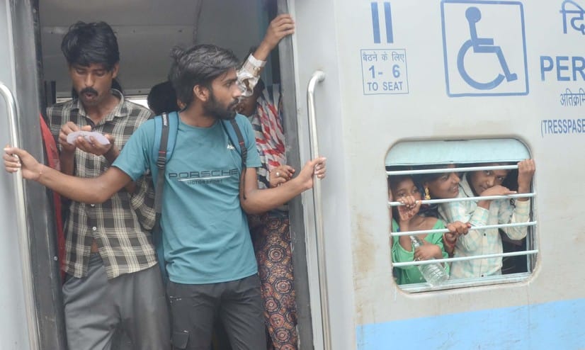 अंबाला छावनी बस अड्डे पर पहुंची रोडवेज की बस में सवार होती यात्रियों की भीड़। संवाद अंबाला छावनी बस अड्डे पर पहुंची रोडवेज की बस में सवार होती यात्रियों की भीड़। संवाद