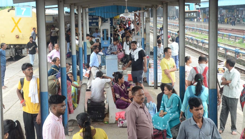 अंबाला छावनी बस अड्डे पर पहुंची रोडवेज की बस में सवार होती यात्रियों की भीड़। संवाद अंबाला छावनी बस अड्डे पर पहुंची रोडवेज की बस में सवार होती यात्रियों की भीड़। संवाद